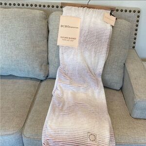 NEW
BCBGenereration Texture Blanket 60” x 90”